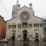 オペラ歌手ルチアーノ・パヴァロッティ氏の葬儀が　行われた大聖堂です