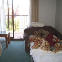 窓からスペイン村のアトラクションが見えます