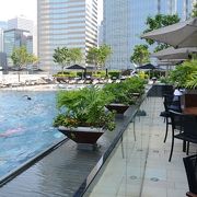 フォー・シーズンズ・ホテル・香港のプールサイドにあるカフェ・レストラン