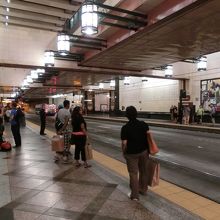 駅。この駅は地下駅でバスと共同になっています
