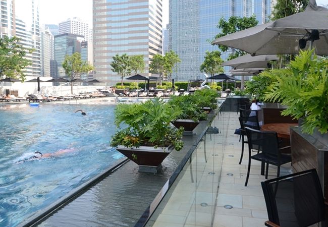 フォー・シーズンズ・ホテル・香港のプールサイドにあるカフェ・レストラン