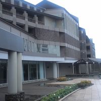 横に長い外観　裏はあご湾