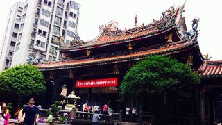 神聖な雰囲気。豪華で美しいお寺