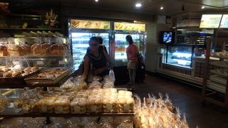 時間帯によっては大行列のパン屋さん