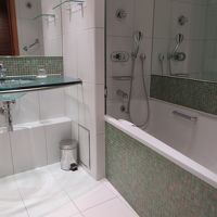 バスルーム。洗面所のデザインが面白い。