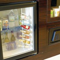 スケルトンの冷蔵庫それとセフティボックス