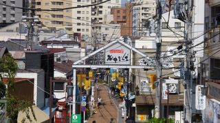 何度もテレビで見ていた商店街