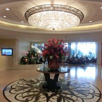 入り口入ってすぐ、広いホールで、先はチャオプラヤ川です。