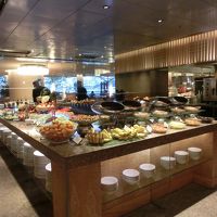 朝食レストランはブッフェ式で、沢山の種類の料理が出ています。