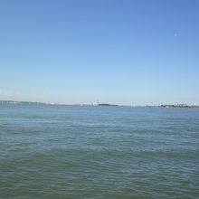 遠くに自由の女神が見える