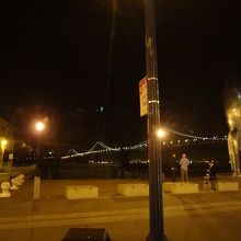 広場からライトアップが見えます