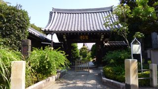 銃弾の痕が残る山門