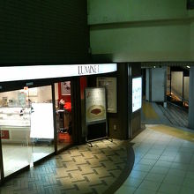 改札近くに入口がいくつもあります。