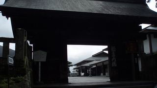 隣には日光山輪王寺の御影石の大石標が立ち日光山への入口で～す。