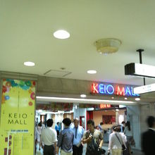 人が多く昼間でもかなりの賑わいでした。