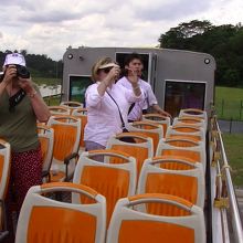 バスの２階はオープンでＫＬ市内の風を感じながら走る。