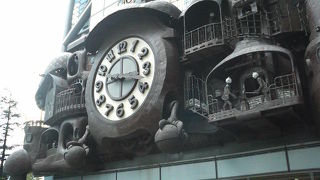 ジブリらしいデザインで記念撮影で大人気の時計