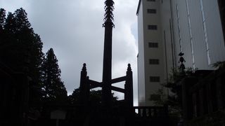 高さ約１５メートルの塔の上部に２４個の金の鈴や葵の御紋が付いてま～す