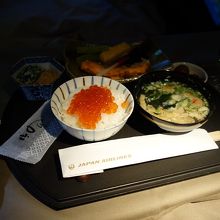 和朝食。ごはんにイクラをトッピングしてもらいました。