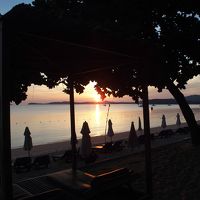 部屋から眺めた朝焼けです。専用のビーチベットもありました。