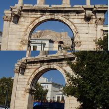 アーチの穴の向こうに見える風景。