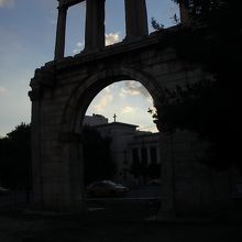 夕暮れ時のアーチ。