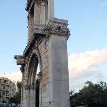 横から見ると、上半分はかなり薄っぺらい