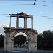 北西側からの眺め。月が出ていた。