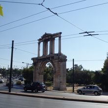 北西側は車の往来が多い。