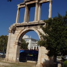 アーチの向こうに教会