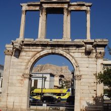 アーチの向こうにパルテノン神殿と乗り降り自由の観光バス