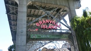 リゾートと市場や大学が同居する意味不明都市