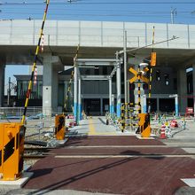 手前の踏切は北陸鉄道線です。その向こうがＪＲ西金沢駅