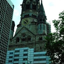 外観です。てっぺん部分が戦争の爪痕をのこしています