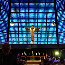 隣のメモリアルホール内です。