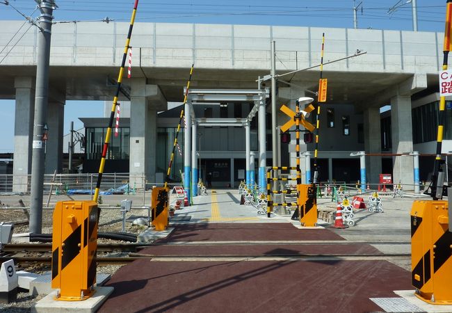 綺麗な橋上駅です