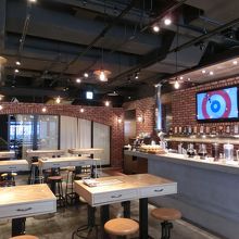 オープン直後は当然ガラガラですが、12時ごろには満席に