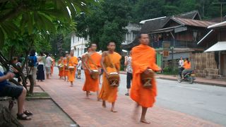 朝は托鉢　夜はマーケット