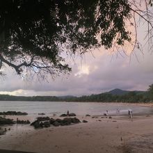 お店から見るとこの角度。左側は岩場でその方角に陽が沈む...