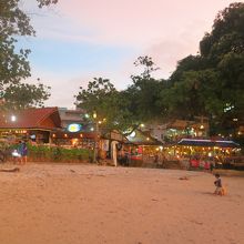 夕日が見たくて食事を終えてビーチに出た