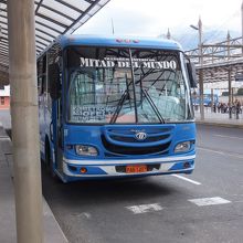 赤道記念碑行きのバス。フロントガラスの行き先に注目