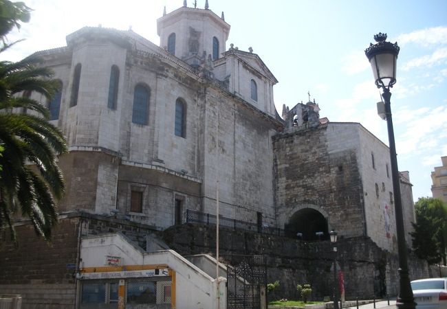 大火の後に修復された大聖堂