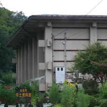 建物自体が高床式住居をモチーフにしてあります