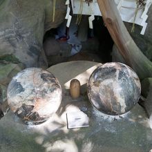 中央の穴に賽銭を入れると「チーン」という音がします(笑)