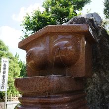 手水場、近づくとセンサーでおっぱいから水がでます。