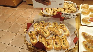 おすすめ商品として、鳴門金時おさつパンがおすすめです。そんなに甘くもなくのパンなのです。