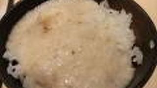 この山かけごはんがおすすめです。熱々のごはんの上で、とろろを乗せて食べてください。