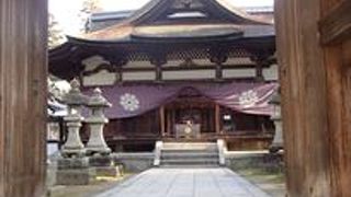旧岩国藩主吉川家の先祖を祀る三社を統合して、1884年、旧居館跡に建立されたとの事で、社殿は、吉川興経を祀る治功大明神として1728年に造営されたものです。