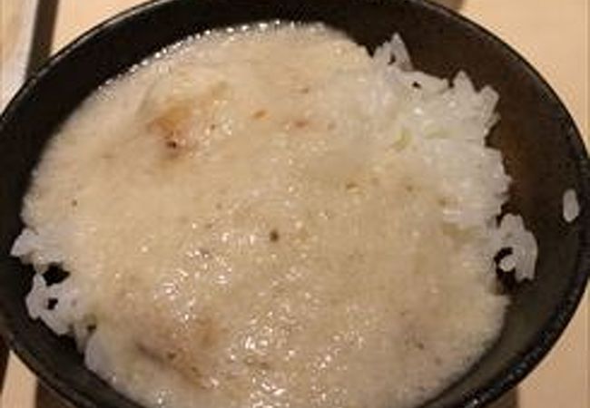 この山かけごはんがおすすめです。熱々のごはんの上で、とろろを乗せて食べてください。