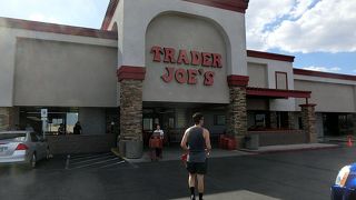 レンタカーが無いとアクセスは辛い、バスでも行けるがストリップ中心から約1時間。